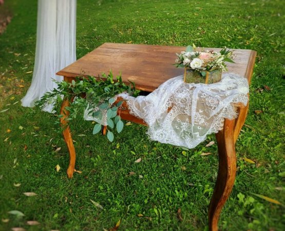 Obřadní stolek dřevěný