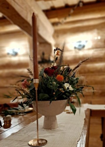 Béžová keramická mísa na vypichované květiny, dekorace na stůl